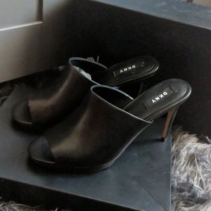 DKNY Val- mule Sandal